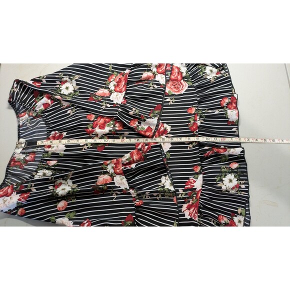 Free Kisses Floral Top with White Stripes Size Plus 2X - Picture 4 of 6